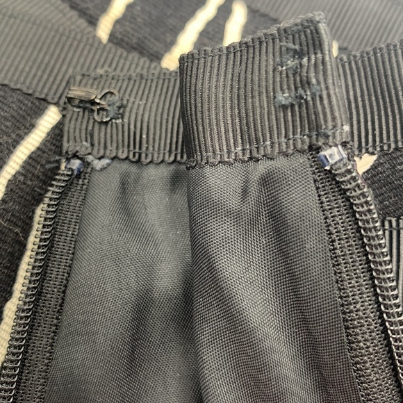 Ann Taylor Geometric Pattern Skirt (Black and White/Off White) Size 4P - Picture 6 of 16
